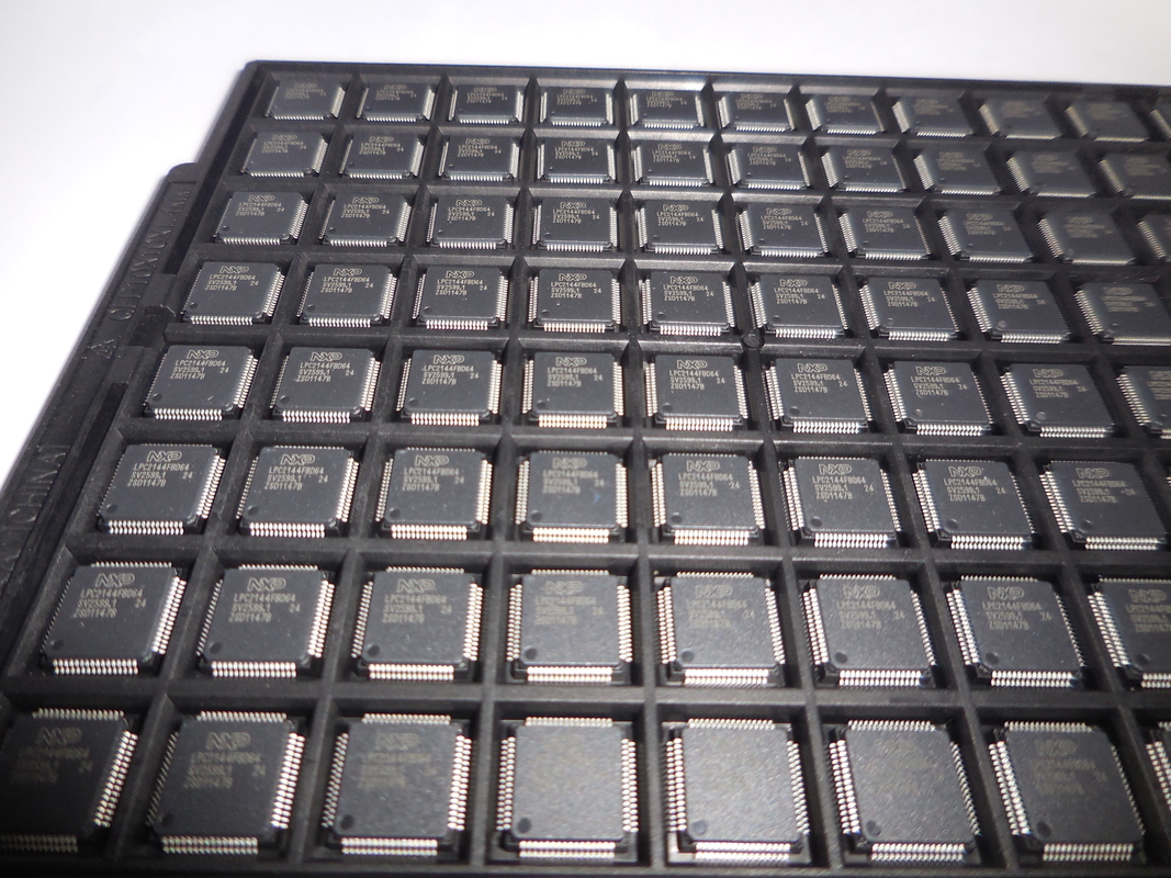 LPC2144FBD64 QFP64 رقاقة الدائرة المتكاملة IC متحكم العلامة التجارية الجديدة الأصلية غير المستخدمة